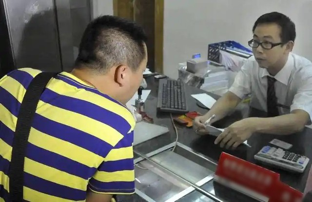 Người đàn ông gửi 70 triệu đồng vào cây ATM, tài khoản chỉ hiển thị 27 triệu đồng nhưng không được giải quyết, tòa tuyên bố: Ngân hàng không cần bồi thường