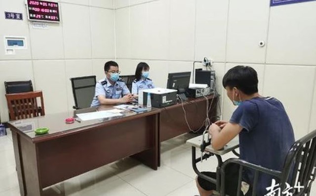Kiểm tra tài khoản ngân hàng của người đàn ông thất nghiệp, cảnh sát phát hiện hơn 243 tỷ đồng "chảy" ra nước ngoài: 53 người bị bắt giữ, đường dây lừa đảo xuyên biên giới bị triệt phá Kiểm tra tài khoản ngân hàng của người đàn ông thất nghiệp, cảnh sát phát hiện hơn 243 tỷ đồng "chảy" ra nước ngoài: 53 người bị bắt giữ, đường dây lừa đảo xuyên biên giới bị triệt phá