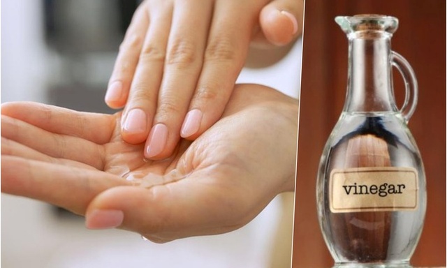 Đổ giấm vào lòng bàn tay xoa đều nhận lợi ích bất ngờ Đổ giấm vào lòng bàn tay xoa đều nhận lợi ích bất ngờ