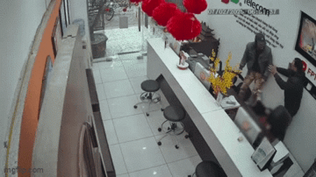Vụ người đàn ông dí dao vào cổ, đe dọa nữ nhân viên cửa hàng ở Nam Định: Bảo vệ kể lại thời khắc can ngăn và thuyết phục đối tượng Vụ người đàn ông dí dao vào cổ, đe dọa nữ nhân viên cửa hàng ở Nam Định: Bảo vệ kể lại thời khắc can ngăn và thuyết phục đối tượng