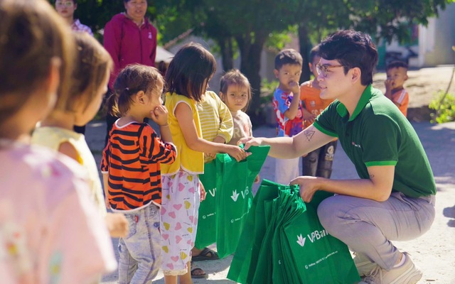Niềm vui nhỏ bé của những đứa trẻ hiểu chuyện đến đau lòng