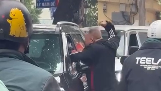 Vụ người đàn ông đánh tài xế trên phố Hà Nội: Nếu bị hại không trình báo, có xử lý hành vi gây rối trật tự công cộng? Vụ người đàn ông đánh tài xế trên phố Hà Nội: Nếu bị hại không trình báo, có xử lý hành vi gây rối trật tự công cộng?