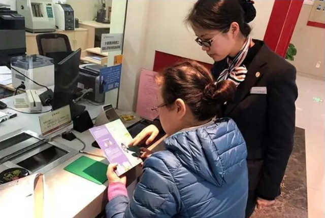 Người phụ nữ gửi tiết kiệm tại ngân hàng với lãi suất 13%/năm, 27 năm sau đến rút 154 triệu đồng thì được thông báo: “Chúng tôi chỉ có thể trả cho bà hơn 10 triệu đồng” Người phụ nữ gửi tiết kiệm tại ngân hàng với lãi suất 13%/năm, 27 năm sau đến rút 154 triệu đồng thì được thông báo: “Chúng tôi chỉ có thể trả cho bà hơn 10 triệu đồng”