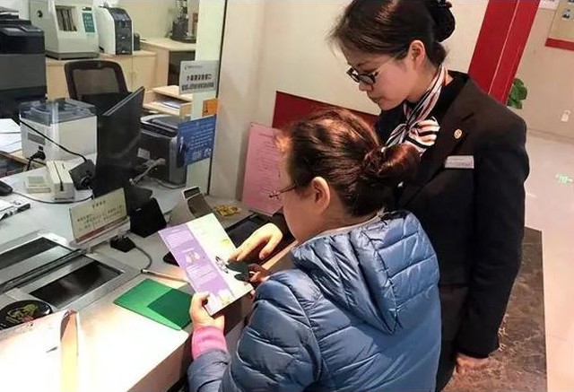 Người phụ nữ vừa gửi 35 triệu đồng vào tài khoản thì bị trừ tiền liên tiếp 30 lần: Ngân hàng giải thích “khấu trừ phí bình thường”