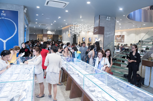 “Đại gia” bán vàng thắng lớn Ngày Thần Tài và Lễ Tình nhân, thận trọng trước tình trạng thiếu hụt nguyên liệu “Đại gia” bán vàng thắng lớn Ngày Thần Tài và Lễ Tình nhân, thận trọng trước tình trạng thiếu hụt nguyên liệu