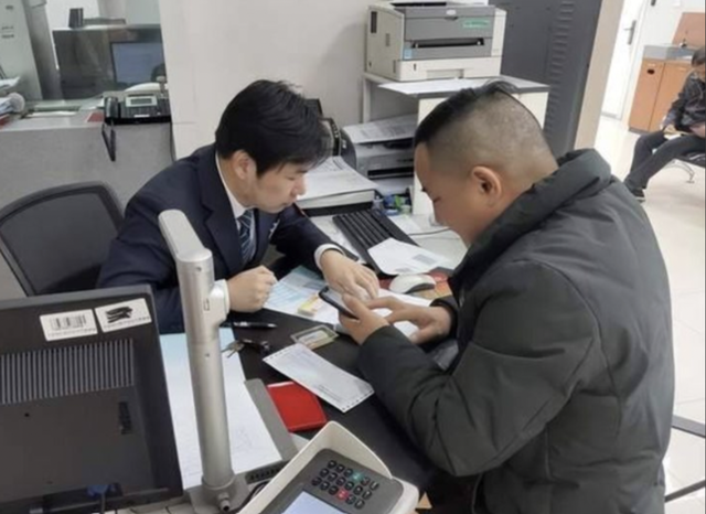 Tài khoản bỗng dưng bị khấu trừ 250 triệu đồng, người đàn ông tá hỏa đến ngân hàng kiểm tra thì được thông báo: Ngay từ đầu lỗi là do anh! Tài khoản bỗng dưng bị khấu trừ 250 triệu đồng, người đàn ông tá hỏa đến ngân hàng kiểm tra thì được thông báo: Ngay từ đầu lỗi là do anh!