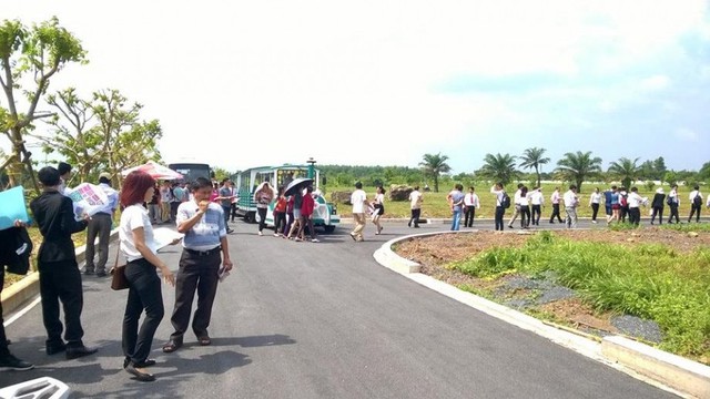 Có tiền tỷ trong tay nhưng không mua nổi nửa căn chung cư Hà Nội, nhà đầu tư dạt về quê "ôm đất" Có tiền tỷ trong tay nhưng không mua nổi nửa căn chung cư Hà Nội, nhà đầu tư dạt về quê "ôm đất"