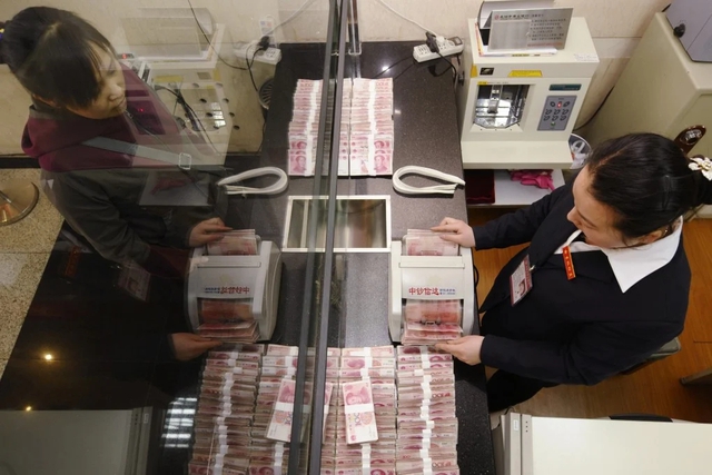 Người phụ nữ gửi 200 triệu đồng vào tài khoản, hôm sau 30 triệu “bốc hơi”, ngân hàng khẳng định: “Muốn không bị trừ tiền phải gửi thêm 1,5 tỷ đồng” Người phụ nữ gửi 200 triệu đồng vào tài khoản, hôm sau 30 triệu “bốc hơi”, ngân hàng khẳng định: “Muốn không bị trừ tiền phải gửi thêm 1,5 tỷ đồng”