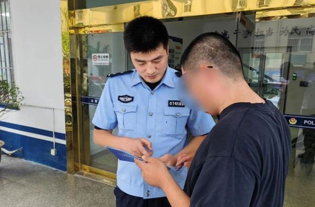 Mua xe điện hết 281 triệu đồng, người phụ nữ chuyển khoản nhầm thành 386 triệu, chủ cửa hàng vui vẻ trả lại tiền thừa nhưng đến chiều phải báo cảnh sát gấp Mua xe điện hết 281 triệu đồng, người phụ nữ chuyển khoản nhầm thành 386 triệu, chủ cửa hàng vui vẻ trả lại tiền thừa nhưng đến chiều phải báo cảnh sát gấp