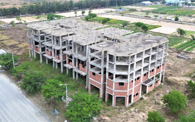Dự án khu nhà ở dành cho người có thu nhập thấp tại khu công nghiệp Điện Nam - Điện Ngọc (Quảng Nam) chậm tiến độ nhiều năm. Ảnh: Tấn Thành. Dự án khu nhà ở dành cho người có thu nhập thấp tại khu công nghiệp Điện Nam - Điện Ngọc (Quảng Nam) chậm tiến độ nhiều năm. Ảnh: Tấn Thành.