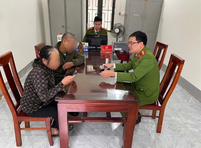 Cụ ông U65 liên tiếp nhận được cuộc gọi từ số 0850044... yêu cầu chuyển 190 triệu đồng đến tài khoản ngân hàng ở Hà Nội đã "thoát lừa đảo" như thế nào? Cụ ông U65 liên tiếp nhận được cuộc gọi từ số 0850044... yêu cầu chuyển 190 triệu đồng đến tài khoản ngân hàng ở Hà Nội đã "thoát lừa đảo" như thế nào?