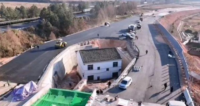 Gia chủ không chịu di dời khiến đường cao tốc phải "tách đôi": Từ chối khoản đền bù hơn 5,6 tỷ đồng cùng 3 căn nhà, kết cục phải sống giữa khói bụi và tiếng ồn