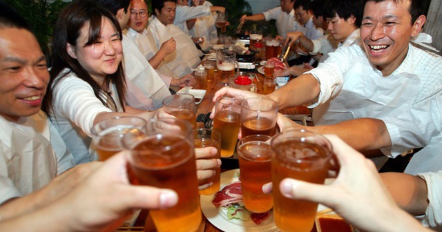 Họp lớp cấp 3, thấy bạn thân mặc áo sờn vai, tôi bàng hoàng nhận ra: Phẩm giá một người được tạo nên bởi công việc của họ Họp lớp cấp 3, thấy bạn thân mặc áo sờn vai, tôi bàng hoàng nhận ra: Phẩm giá một người được tạo nên bởi công việc của họ