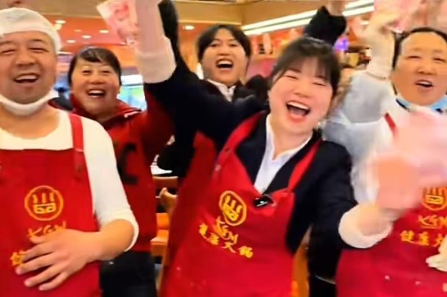 Mở cửa xuyên Tết, báo lãi gần 1,2 tỷ đồng, CEO chuỗi lẩu nổi tiếng chia hết cho nhân viên, từ quản lý đến lao công đều có phần Mở cửa xuyên Tết, báo lãi gần 1,2 tỷ đồng, CEO chuỗi lẩu nổi tiếng chia hết cho nhân viên, từ quản lý đến lao công đều có phần