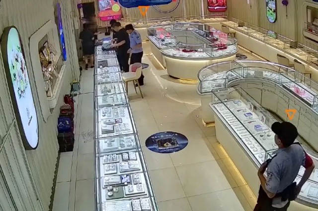 Thấy người phụ nữ mua vàng hết 560 triệu đồng tiền không hỏi giá, chủ tiệm vội báo cảnh sát nhưng vị khách khẳng định: “Tôi mới là người bị lừa”