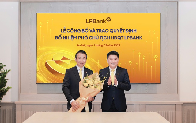 Ông Nguyễn Đức Thụy – Chủ tịch HĐQT LPBank (phải) tặng hoa chúc mừng ông Phạm Phú Khôi (trái)