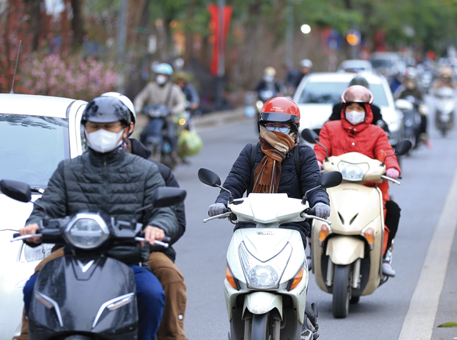 Dạo 1 vòng quanh Hà Nội ngày rét đậm 10 độ C: Người trùm che kín mít, người đốt lửa sưởi ấm Dạo 1 vòng quanh Hà Nội ngày rét đậm 10 độ C: Người trùm che kín mít, người đốt lửa sưởi ấm