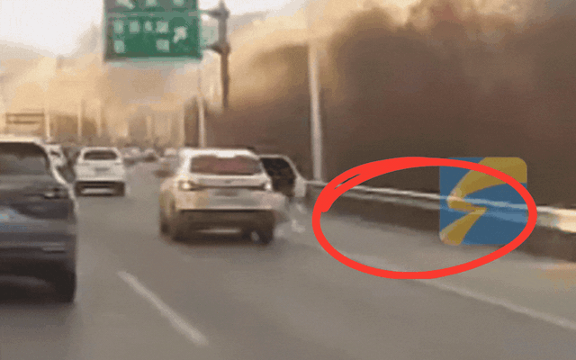 Cửa xe đột nhiên mở trên đường cao tốc, một đứa trẻ rơi ra ngoài: Camera ghi lại khoảnh khắc đáng sợ Cửa xe đột nhiên mở trên đường cao tốc, một đứa trẻ rơi ra ngoài: Camera ghi lại khoảnh khắc đáng sợ