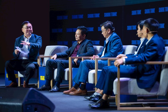 "Em thất nghiệp đã lâu, chưa biết AI, có cách nào giúp em không?": Ông Hoàng Nam Tiến, Shark Hùng Anh cùng than khó! "Em thất nghiệp đã lâu, chưa biết AI, có cách nào giúp em không?": Ông Hoàng Nam Tiến, Shark Hùng Anh cùng than khó!