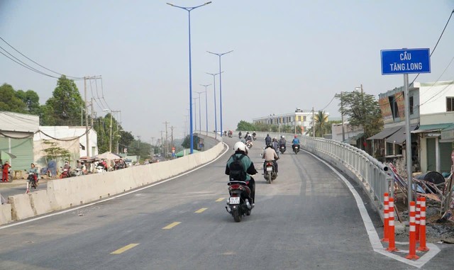 Sau 8 năm chờ đợi, một nhánh cầu Tăng Long Tp.Thủ Đức thông xe, người dân “vỡ oà” Sau 8 năm chờ đợi, một nhánh cầu Tăng Long Tp.Thủ Đức thông xe, người dân “vỡ oà”
