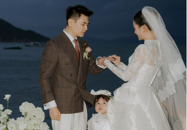 Bóc giá loạt trang sức đắt đỏ phu nhân thiếu gia tập đoàn may mặc đeo trong ngày cưới: Món cuối cùng đính 70 viên kim cương, có giá tới 450 triệu đồng Bóc giá loạt trang sức đắt đỏ phu nhân thiếu gia tập đoàn may mặc đeo trong ngày cưới: Món cuối cùng đính 70 viên kim cương, có giá tới 450 triệu đồng