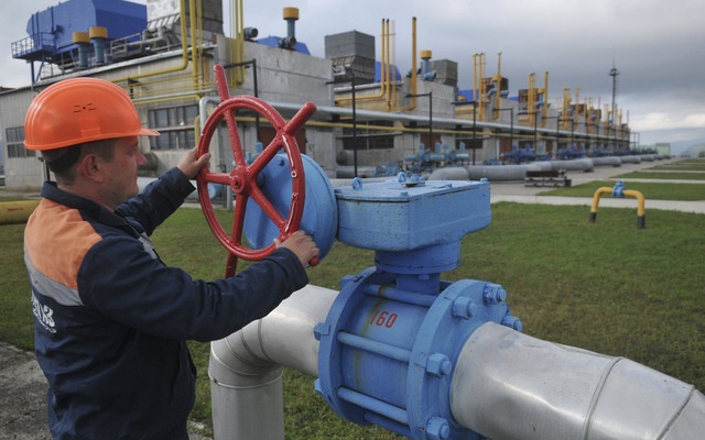 Sản lượng giảm 40%, cần nhập hàng tỷ mét khối khí đốt: Ukraine loay hoay khi chưa biết tìm đâu ra 2 tỷ USD để mua năng lượng từ châu Âu sau khi mất nguồn thu vì ngừng trung chuyển khí đốt Nga Sản lượng giảm 40%, cần nhập hàng tỷ mét khối khí đốt: Ukraine loay hoay khi chưa biết tìm đâu ra 2 tỷ USD để mua năng lượng từ châu Âu sau khi mất nguồn thu vì ngừng trung chuyển khí đốt Nga