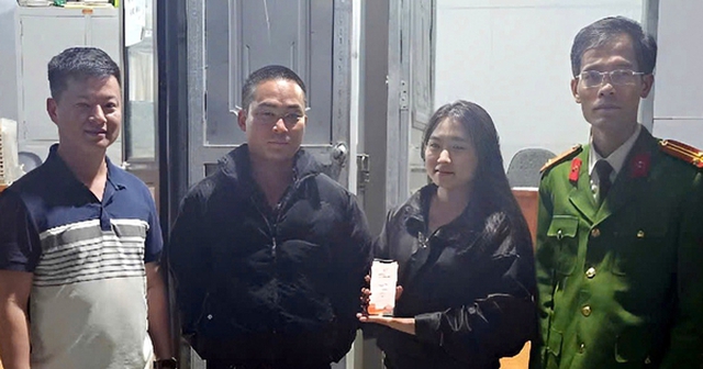 Trước sự chứng kiến của Công an xã Hùng Đức, em Bàn Thị Mĩ Hảo chuyển lại toàn bộ số tiền 50 triệu đồng cho anh Quan Văn Anh. Trước sự chứng kiến của Công an xã Hùng Đức, em Bàn Thị Mĩ Hảo chuyển lại toàn bộ số tiền 50 triệu đồng cho anh Quan Văn Anh.