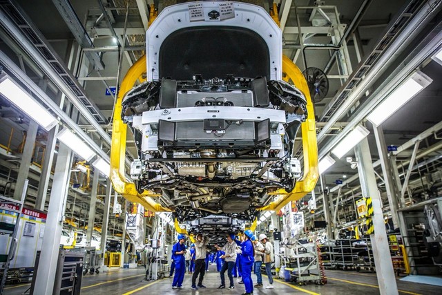 Cạnh tranh với Tesla và BYD, ông lớn Nhật Bản buộc phải đi nước cờ hiểm: 30% nhân sự rơi vào "tầm ngắm" Cạnh tranh với Tesla và BYD, ông lớn Nhật Bản buộc phải đi nước cờ hiểm: 30% nhân sự rơi vào "tầm ngắm"