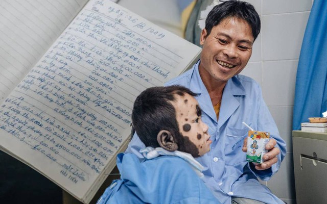 Người cha và 30 trang "sao kê" viết tay: Ghi lại từng đồng giúp đỡ của người lạ, để con không quên ân nghĩa Người cha và 30 trang "sao kê" viết tay: Ghi lại từng đồng giúp đỡ của người lạ, để con không quên ân nghĩa
