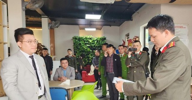 Cơ quan điều tra làm việc với Hồ Quốc Thân. Ảnh ANTĐ Cơ quan điều tra làm việc với Hồ Quốc Thân. Ảnh ANTĐ