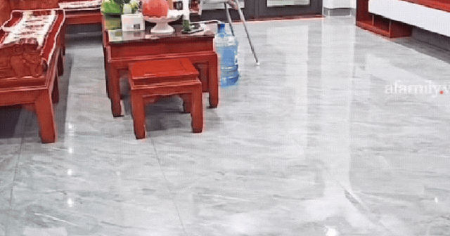 Bé gái ngã nhoài xuống sàn đau đớn, cảnh báo cha mẹ đừng chủ quan, phải chú ý điều này trong thời tiết nồm ẩm Bé gái ngã nhoài xuống sàn đau đớn, cảnh báo cha mẹ đừng chủ quan, phải chú ý điều này trong thời tiết nồm ẩm