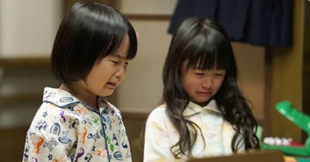 “Mẹ ơi, con làm mất tiền rồi”: Cách phản ứng của hai người mẹ và sự khác biệt của đứa trẻ sau 20 năm