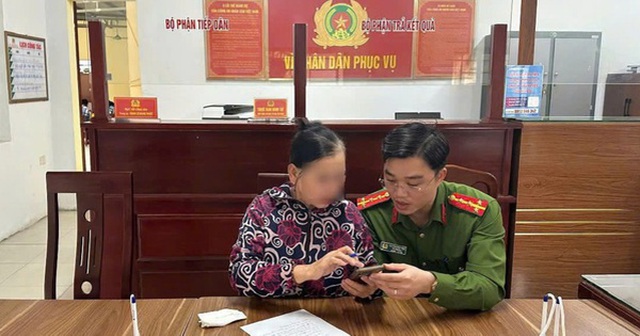 Đại úy Nguyễn Công Thận, Phó Trưởng Công an phường Quỳnh Thiện giải thích cho bà T.T.Tr. về việc bà bị đối tượng lạ mặt lừa đảo chiếm đoạt tài sản.