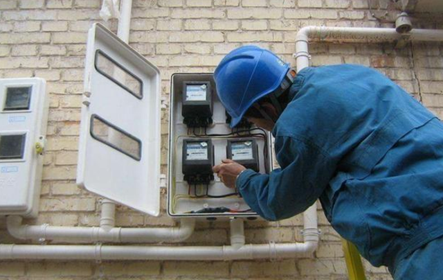 Phát hiện dòng điện bất thường trong 1 hộ dân, công an vào cuộc điều tra, tóm gọn đối tượng "trộm" hơn 70.000 kWh điện Phát hiện dòng điện bất thường trong 1 hộ dân, công an vào cuộc điều tra, tóm gọn đối tượng "trộm" hơn 70.000 kWh điện