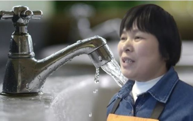 Chuyển vào nhà mới 18 ngày, nhận hóa đơn 140 triệu đồng tiền nước cho cả tòa nhà, người phụ nữ bức xúc: “Chẳng lẽ tôi mở hồ bơi trong nhà?" Chuyển vào nhà mới 18 ngày, nhận hóa đơn 140 triệu đồng tiền nước cho cả tòa nhà, người phụ nữ bức xúc: “Chẳng lẽ tôi mở hồ bơi trong nhà?"