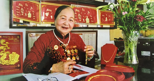 Người phụ nữ bán ốc luộc ở chợ Văn Điển trở thành "trùm" buôn VÀNG, đứng sau loạt thương hiệu lớn nhất Hà Nội Người phụ nữ bán ốc luộc ở chợ Văn Điển trở thành "trùm" buôn VÀNG, đứng sau loạt thương hiệu lớn nhất Hà Nội