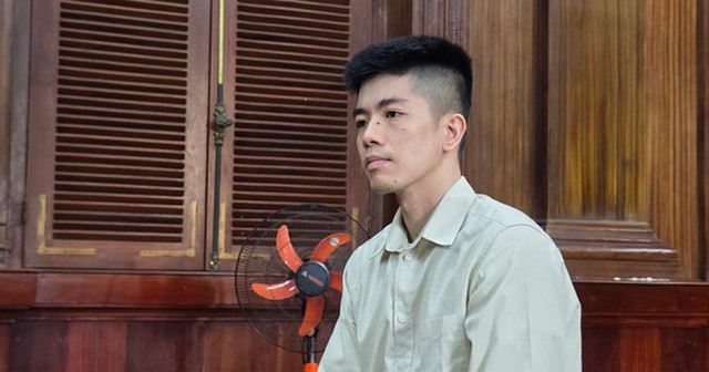 Cựu nhân viên Vietcombank Lê Tuấn Anh tại phiên tòa chiều 18/4. Cựu nhân viên Vietcombank Lê Tuấn Anh tại phiên tòa chiều 18/4.
