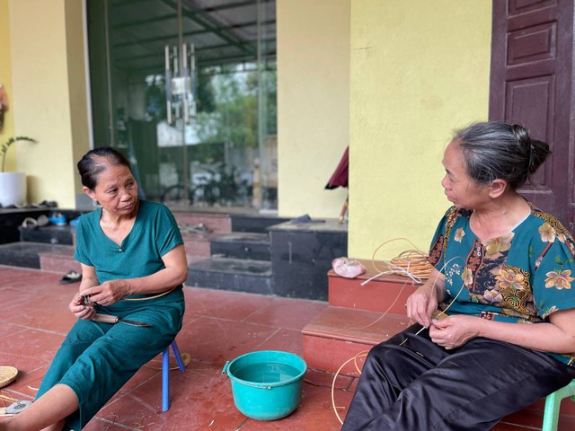 Người dân hoang mang kể lại vụ cướp ngân hàng ở Hà Nội: Đối tượng giả bộ đi vệ sinh, mang theo dao và xăng để đe dọa Người dân hoang mang kể lại vụ cướp ngân hàng ở Hà Nội: Đối tượng giả bộ đi vệ sinh, mang theo dao và xăng để đe dọa