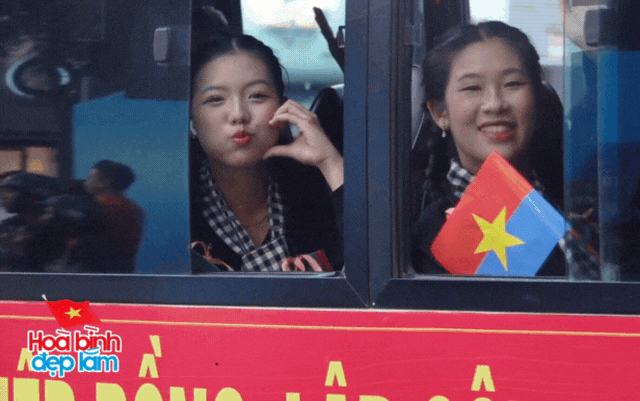 Khoảnh khắc siêu đáng yêu: Các chiến sĩ "thả tim" ngay trên xe diễu binh giữa tiếng hò reo của hàng vạn người dân TP.HCM Khoảnh khắc siêu đáng yêu: Các chiến sĩ "thả tim" ngay trên xe diễu binh giữa tiếng hò reo của hàng vạn người dân TP.HCM