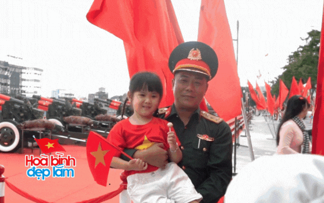 Các "búp măng non" đua nhau nằm gọn trong vòng tay chiến sĩ: Khoảnh khắc tan chảy tại bến Bạch Đằng những ngày này Các "búp măng non" đua nhau nằm gọn trong vòng tay chiến sĩ: Khoảnh khắc tan chảy tại bến Bạch Đằng những ngày này