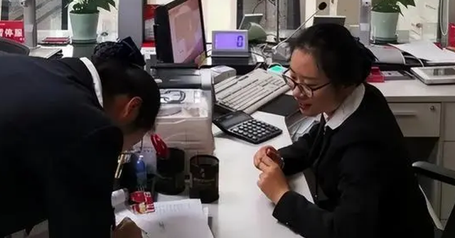Cô gái vừa chuyển đi 3 tỷ đồng lập tức yêu cầu phong tỏa tài khoản người nhận, sự thật bất ngờ ở phía sau Cô gái vừa chuyển đi 3 tỷ đồng lập tức yêu cầu phong tỏa tài khoản người nhận, sự thật bất ngờ ở phía sau