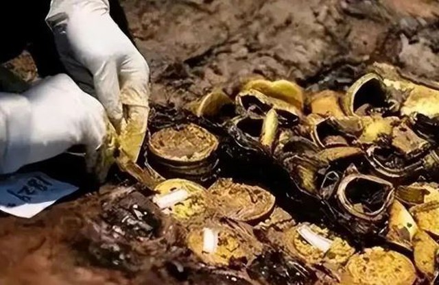 Người nông dân đang làm đồng vô tình phát hiện một hộp gỗ chứa 70kg vàng Người nông dân đang làm đồng vô tình phát hiện một hộp gỗ chứa 70kg vàng