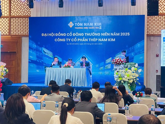 ĐHĐCĐ Thép Nam Kim: Từ quý 4/2024 đã không bán sang Mỹ, Chủ tịch nói cổ đông “cứ tự tin” vào Nhà máy 4.500 tỷ vận hành từ đầu năm 2026 ĐHĐCĐ Thép Nam Kim: Từ quý 4/2024 đã không bán sang Mỹ, Chủ tịch nói cổ đông “cứ tự tin” vào Nhà máy 4.500 tỷ vận hành từ đầu năm 2026