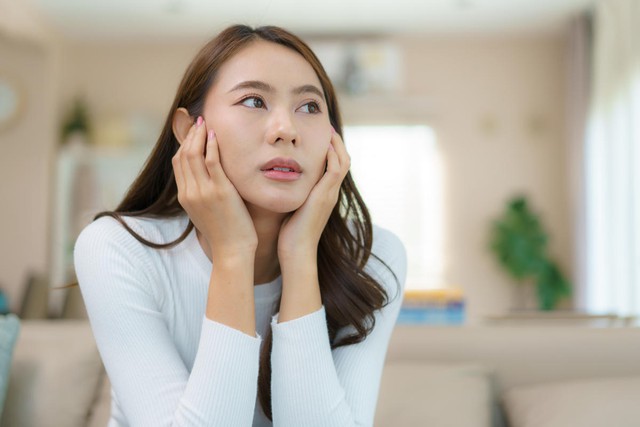Chồng qua đời để lại 3 căn nhà trị giá hơn 18 tỷ đồng, vợ làm thủ tục thừa kế thì bị mẹ chồng kiện: "Tài sản không liên quan đến cô" Chồng qua đời để lại 3 căn nhà trị giá hơn 18 tỷ đồng, vợ làm thủ tục thừa kế thì bị mẹ chồng kiện: "Tài sản không liên quan đến cô"