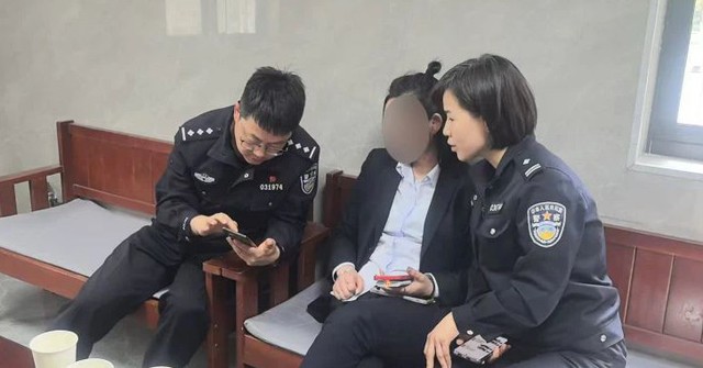 Ra ngân hàng rút hơn 500 triệu đồng từ tài khoản, người phụ nữ bất ngờ bị cảnh sát "mời" ngay về đồn Ra ngân hàng rút hơn 500 triệu đồng từ tài khoản, người phụ nữ bất ngờ bị cảnh sát "mời" ngay về đồn