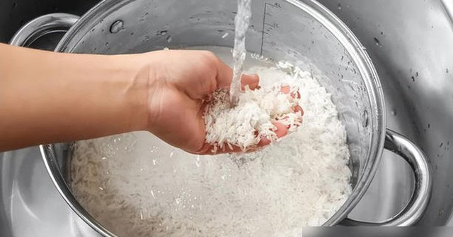 Nên dùng nước nóng hay nước lạnh để nấu cơm tốt hơn? Hôm nay tôi mới phát hiện ra sự thật! Nên dùng nước nóng hay nước lạnh để nấu cơm tốt hơn? Hôm nay tôi mới phát hiện ra sự thật!