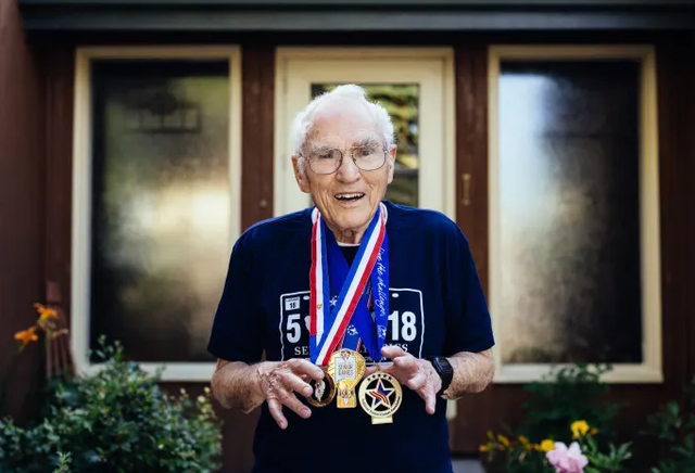 Cụ ông thọ 106 tuổi vẫn yêu đời và đam mê chạy bộ, 3 bí quyết hiếm khi tiết lộ khiến ai nghe xong cũng nể phục