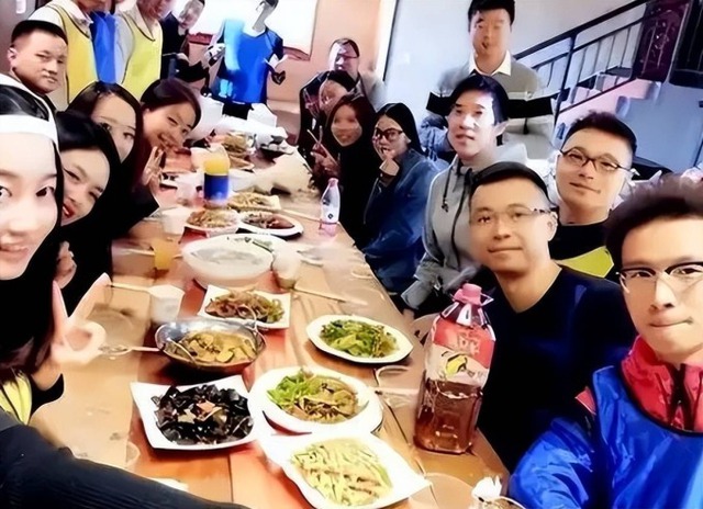 Về quê đi họp lớp, tôi tình cờ thấy cảnh xấu hổ của vợ chồng bạn học lương 200 triệu/tháng: “Sao lại bất hạnh thế này..." Về quê đi họp lớp, tôi tình cờ thấy cảnh xấu hổ của vợ chồng bạn học lương 200 triệu/tháng: “Sao lại bất hạnh thế này..."