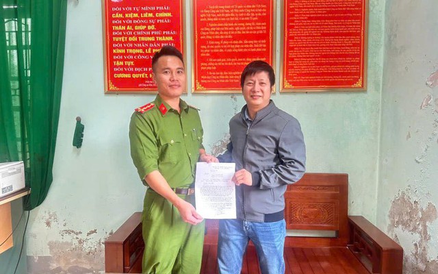 Anh Trung nhận lại tiền đã chuyển khoản nhầm. Anh Trung nhận lại tiền đã chuyển khoản nhầm.