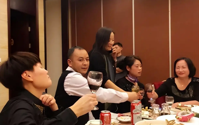 Bạn học giàu có mời họp lớp, đãi tiệc, chỉ mình tôi không được mời: Ban đầu giận dữ, sau lại cảm thấy may mắn- Ảnh 2. Bạn học giàu có mời họp lớp, đãi tiệc, chỉ mình tôi không được mời: Ban đầu giận dữ, sau lại cảm thấy may mắn- Ảnh 2.